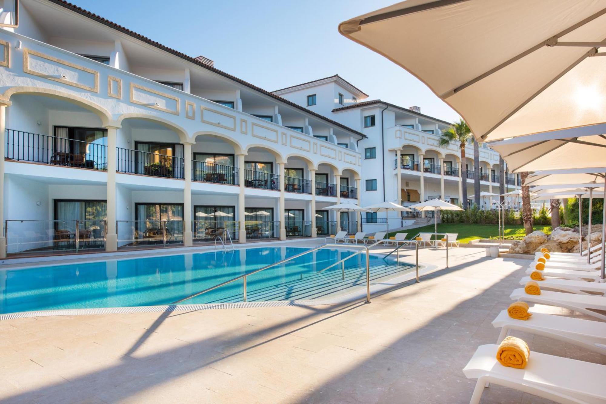 Deluxe Double Room Shared Pool