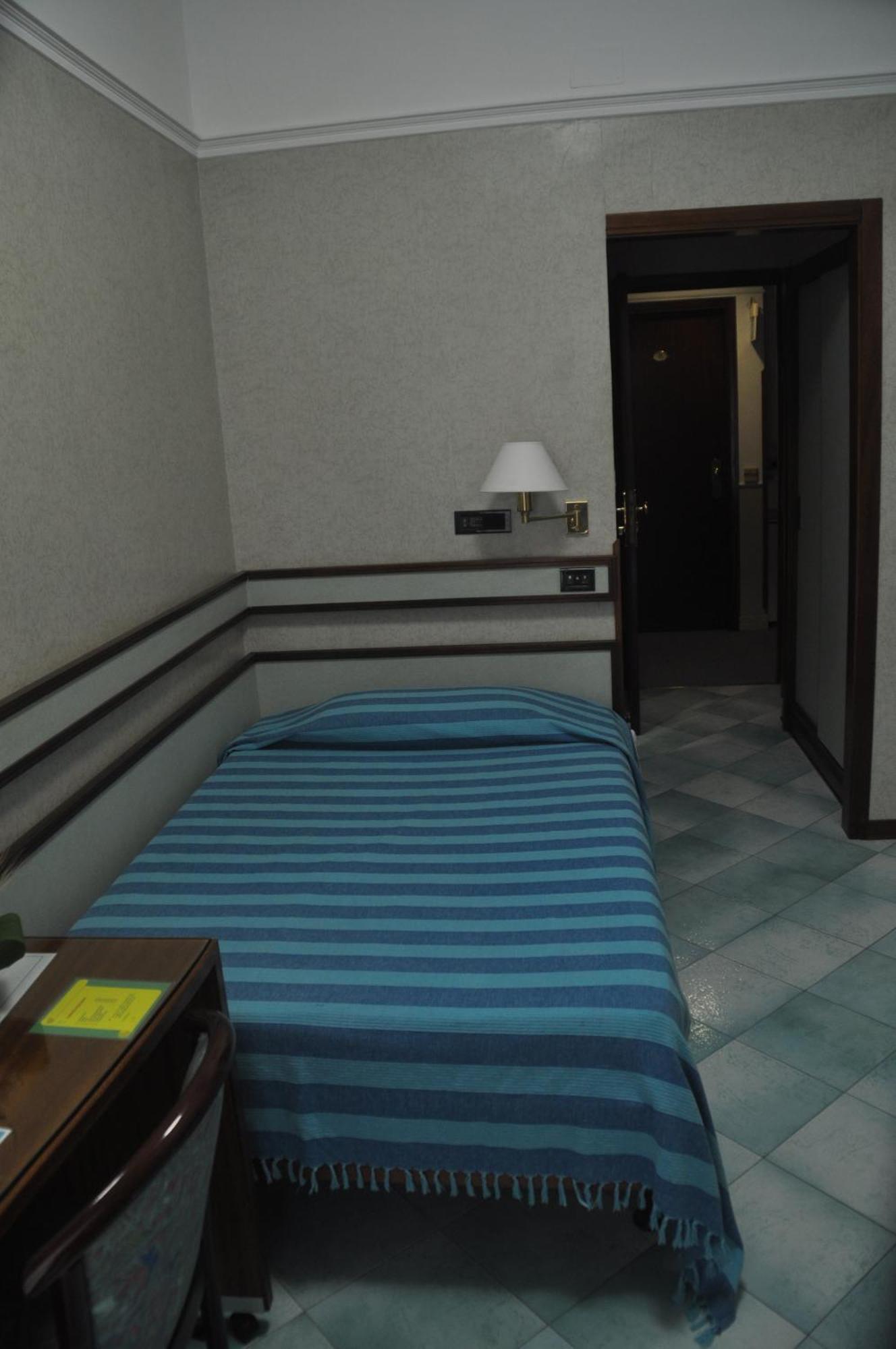 Single Room,698063682:JPEG