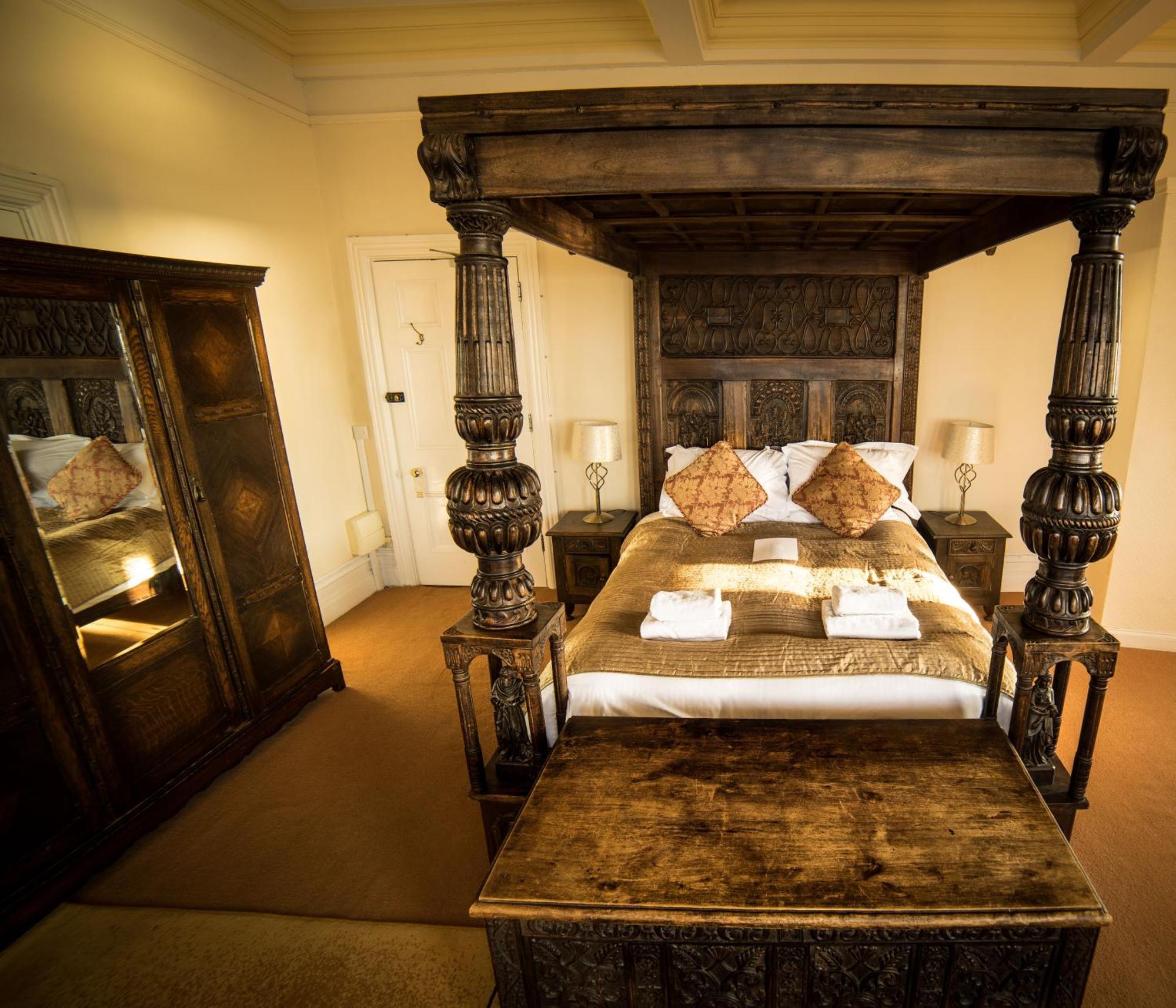 Classic Four Poster Room Sea View