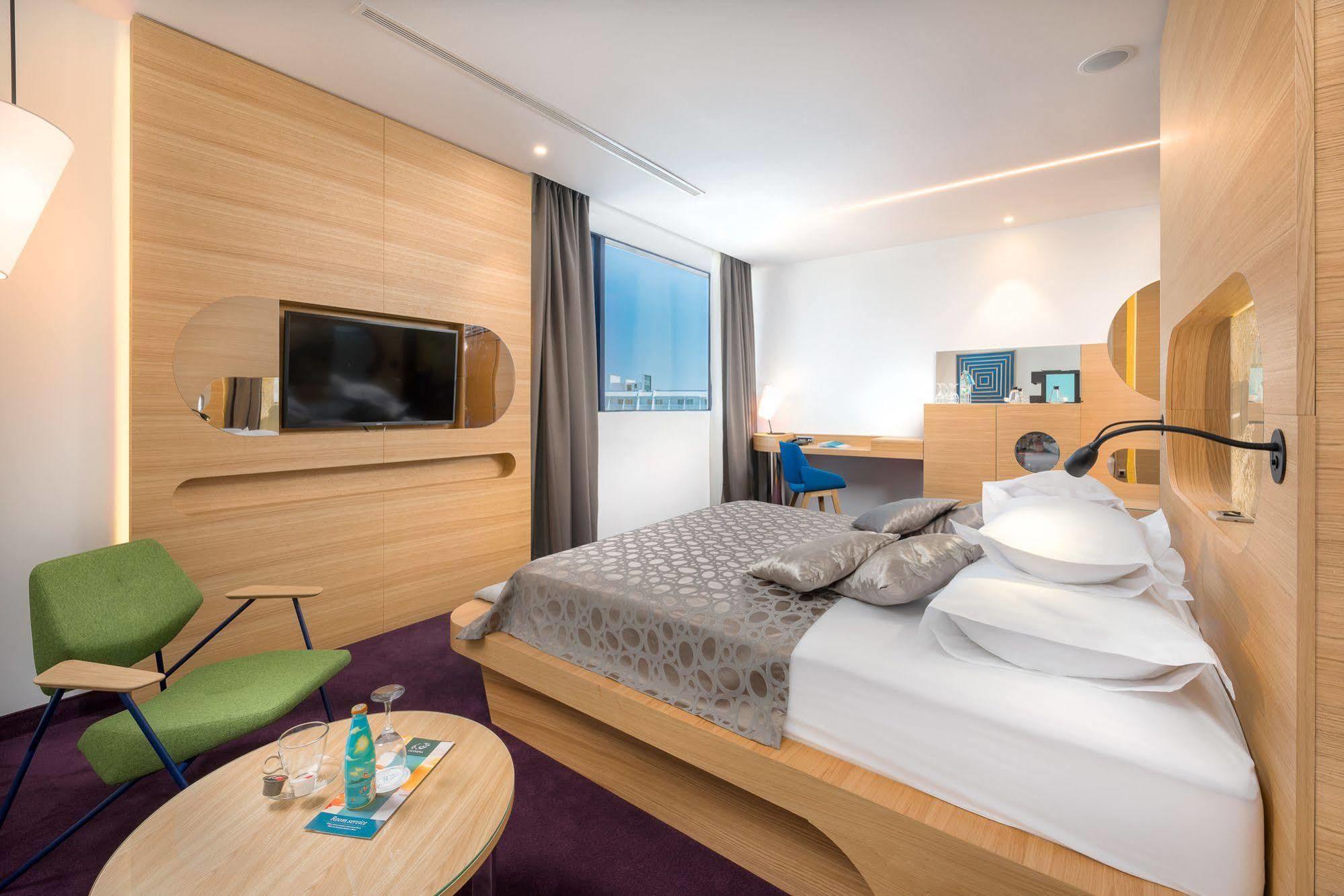 Standard Double or Twin Room with Park View, Without Balcony