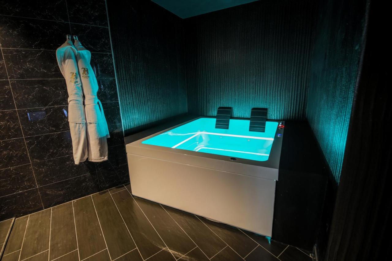 Suite with Hot Tub,757766542:JPEG