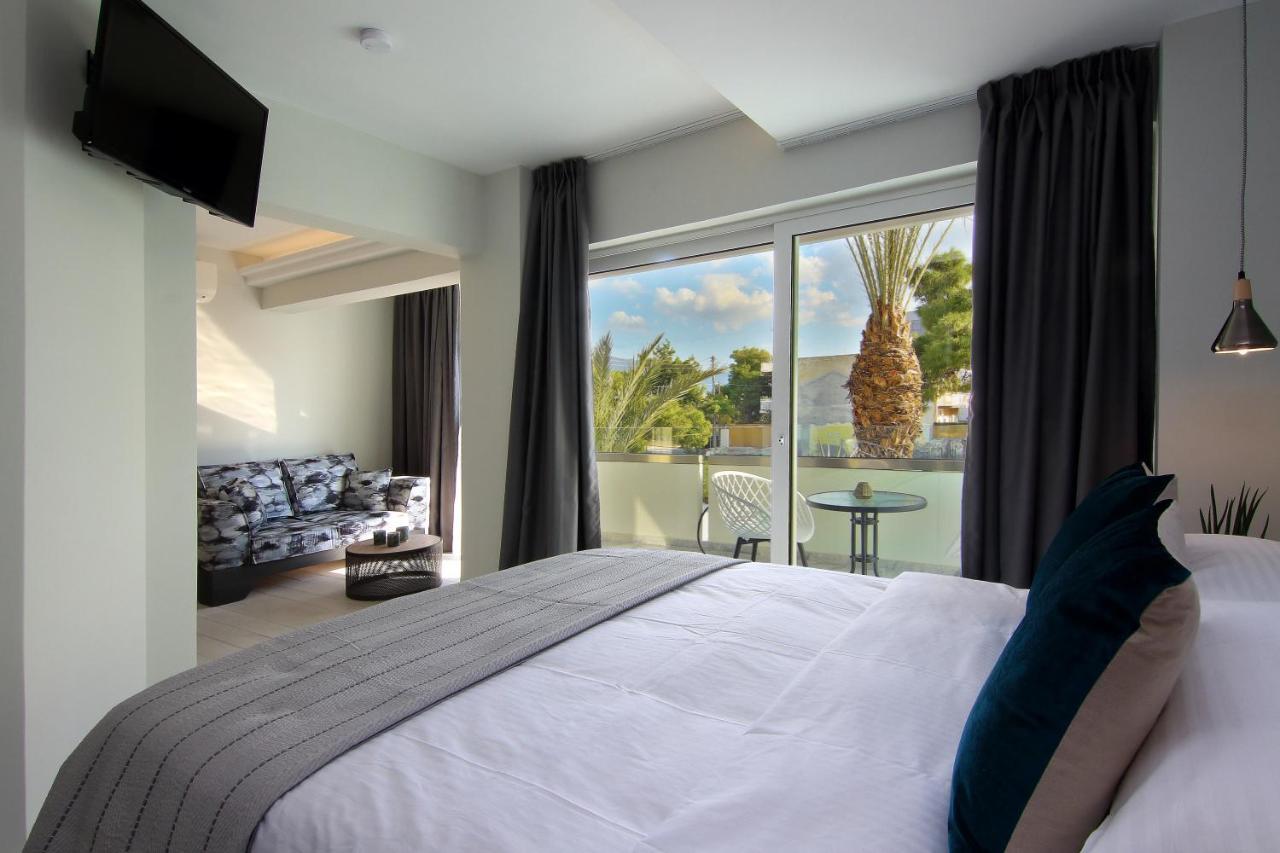Queen Suite with Balcony & Side Sea View