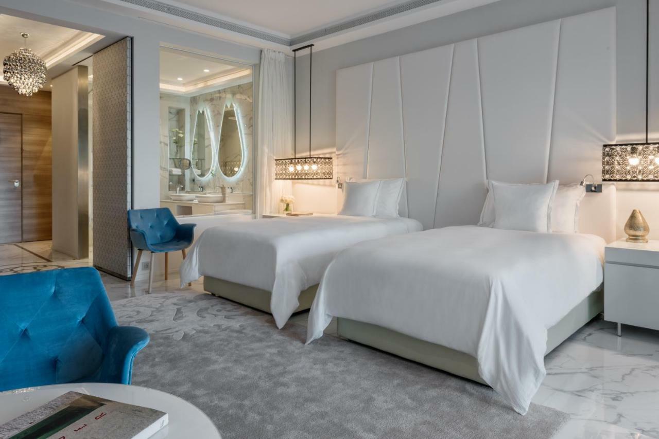 Deluxe kamer met twee aparte bedden met uitzicht op de tuin