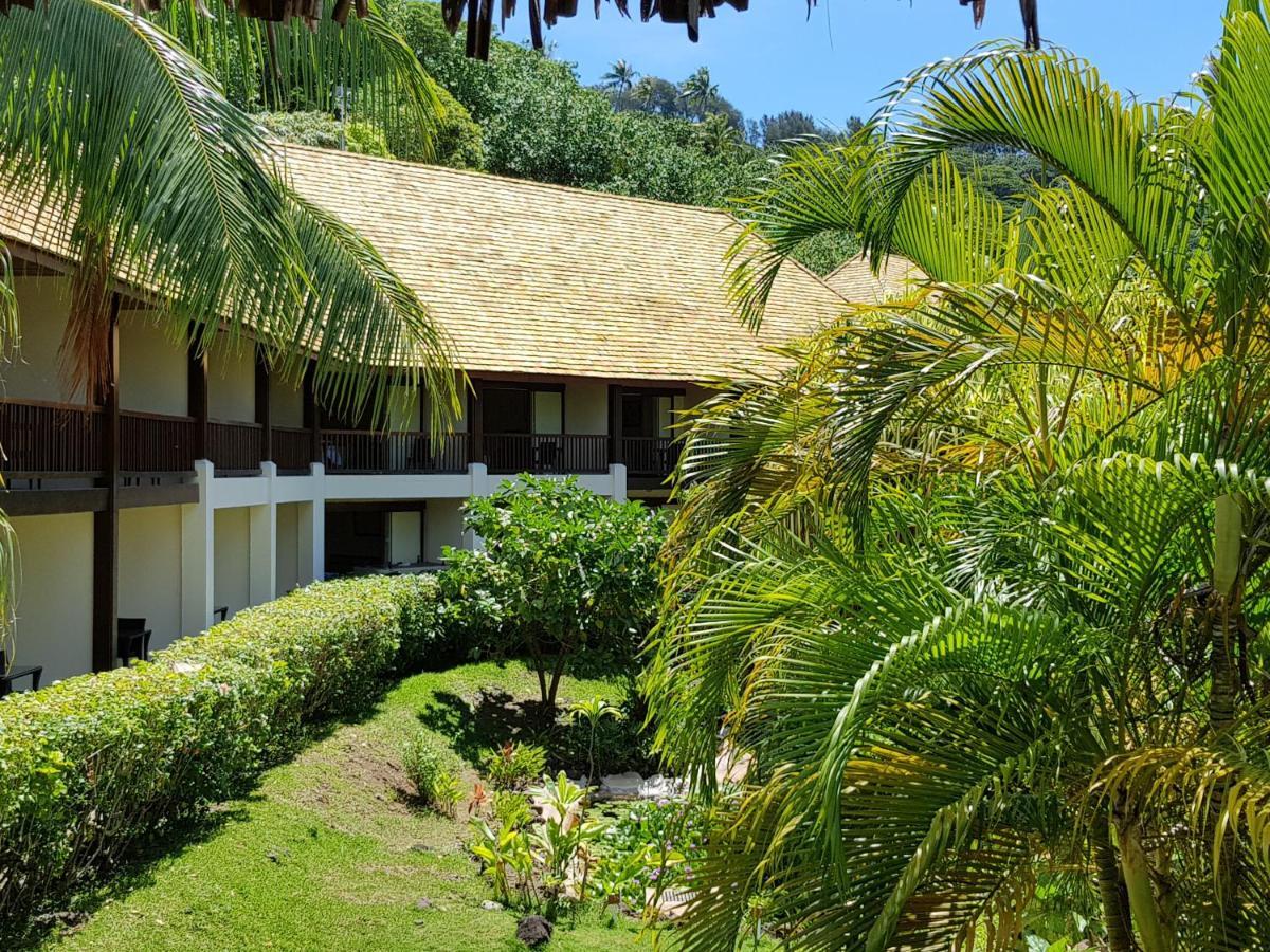 Quarto com Cama King-size e Vista do Jardim