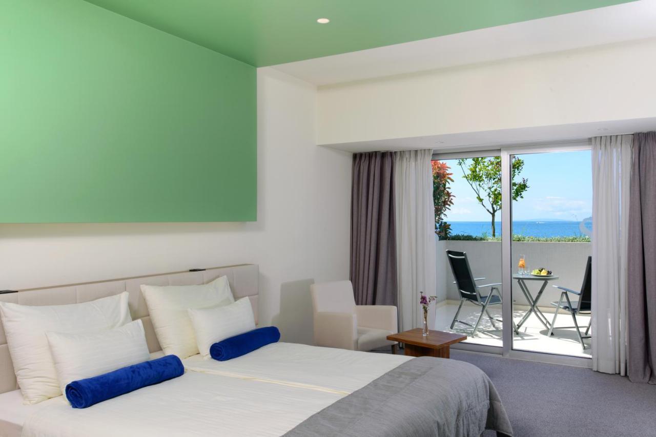 Habitación Triple con terraza con vistas al mar