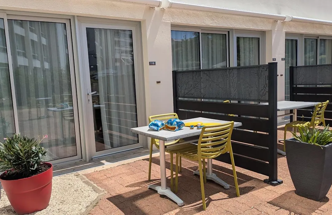 Résidence avec Piscine face au port 200m plage-1