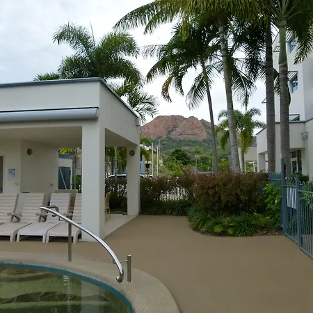 Madison Ocean Breeze Apartments-3