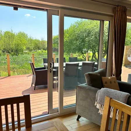 Swallow Lodge With Hot Tub, Dogs Welcome Sleeps 8, Great Resort Facilities-2