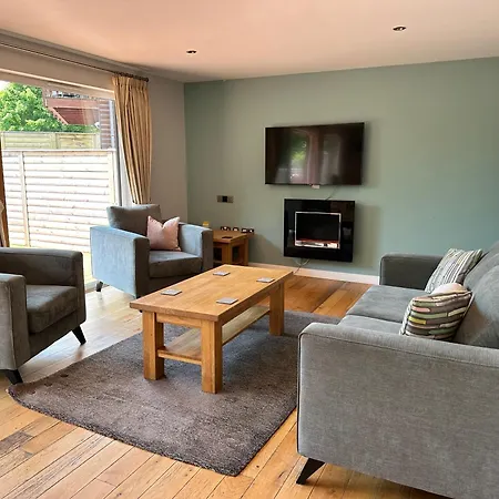 Swallow Lodge With Hot Tub, Dogs Welcome Sleeps 8, Great Resort Facilities-3