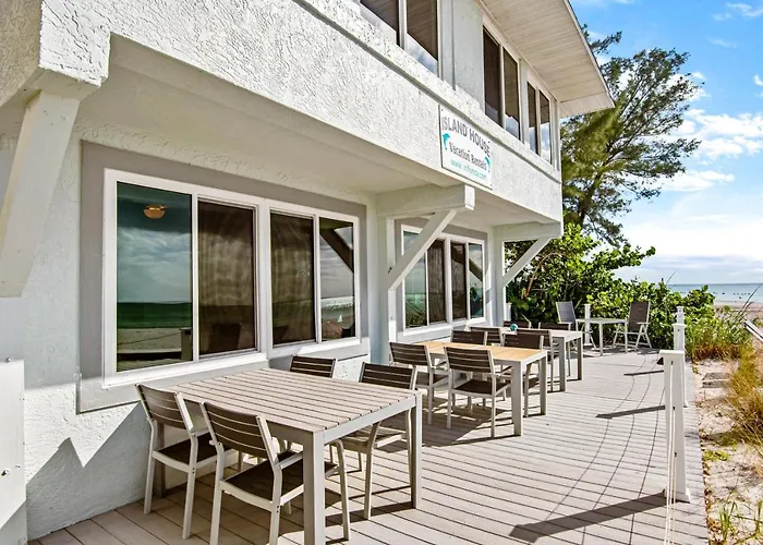 Hotel near College: Island House