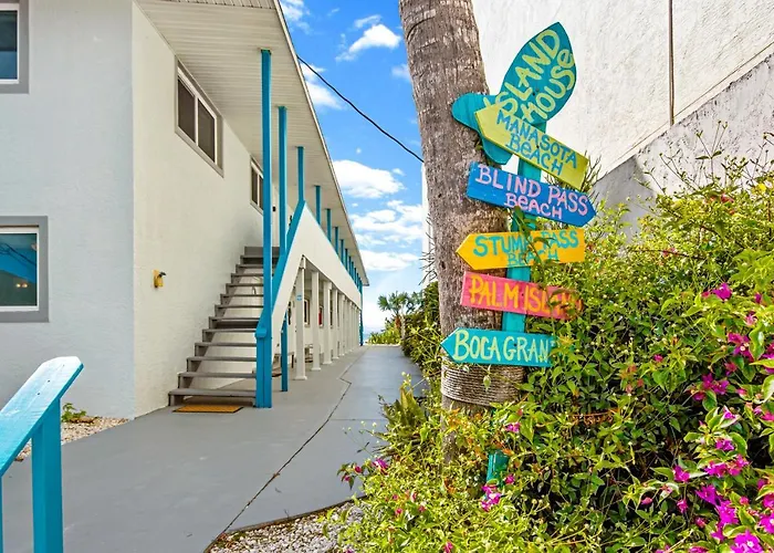 Hotel near College: Island House