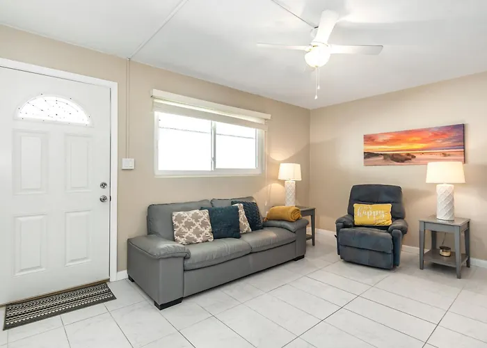 Hotel near College: Island House