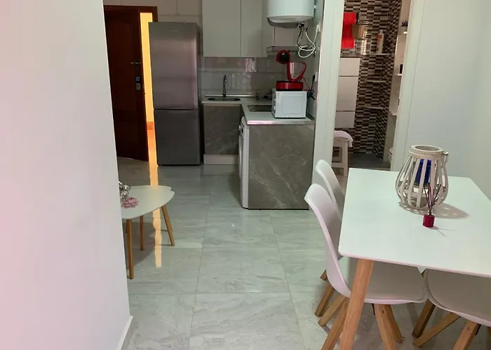 Hotel cerca del colegio: -Apartamentos Laguna-