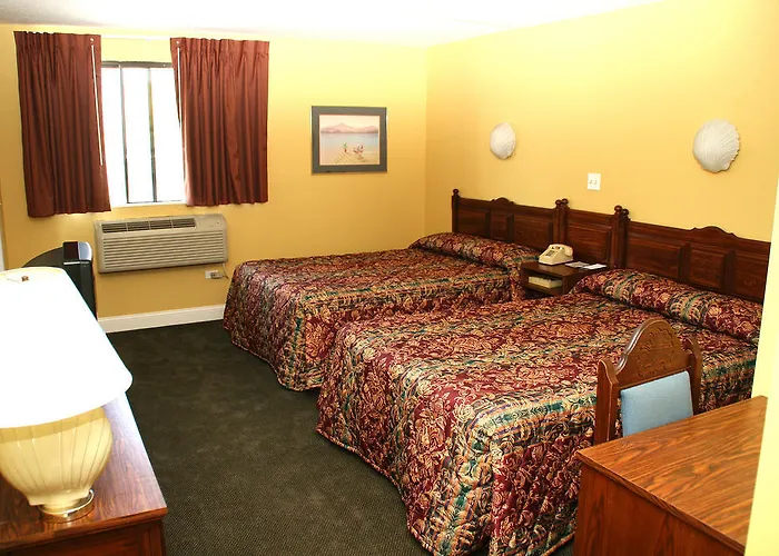 Hotel near College: Cape Cod Irish Village