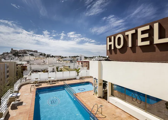 Central hotel: Hotel Royal Plaza