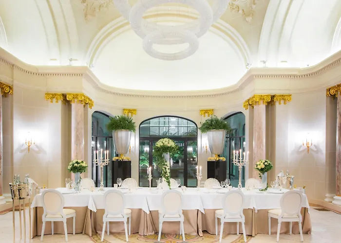 Pet Friendly hotel: The Peninsula Paris