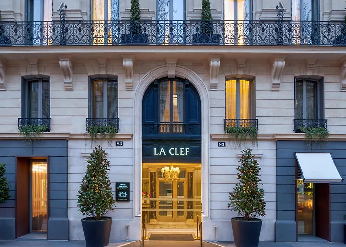 Hotel with pool: La Clef Tour Eiffel Paris By The Crest Collection