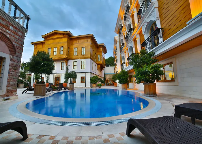 Hot Tub in Room Seven Hills Palace & Spa