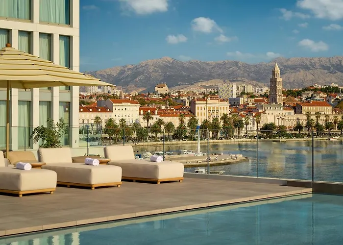 Hotel con piscina: Hotel Ambasador