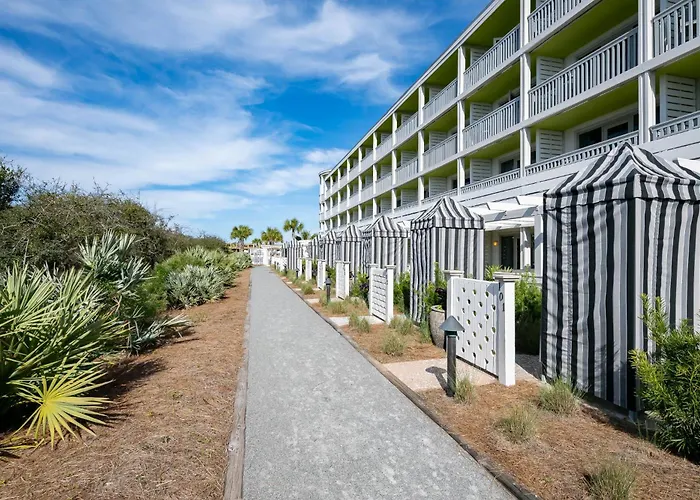 Hotel with pool: Watercolor Inn & Resort