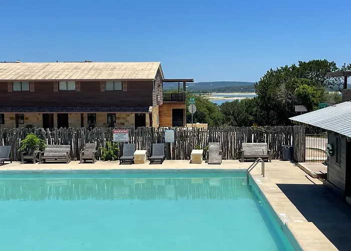 Pet Friendly hotel: Canyon Lakeview Resort