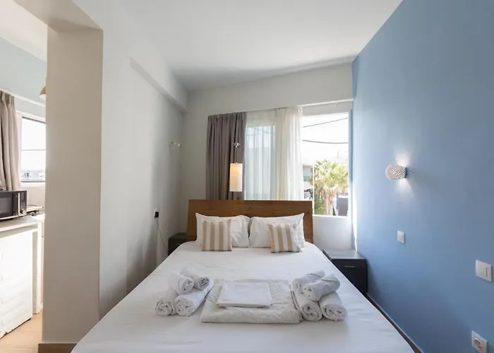 Theo Apartments
