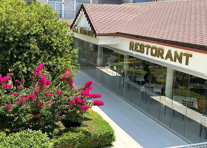 Hotel con piscina: Vila Duraku