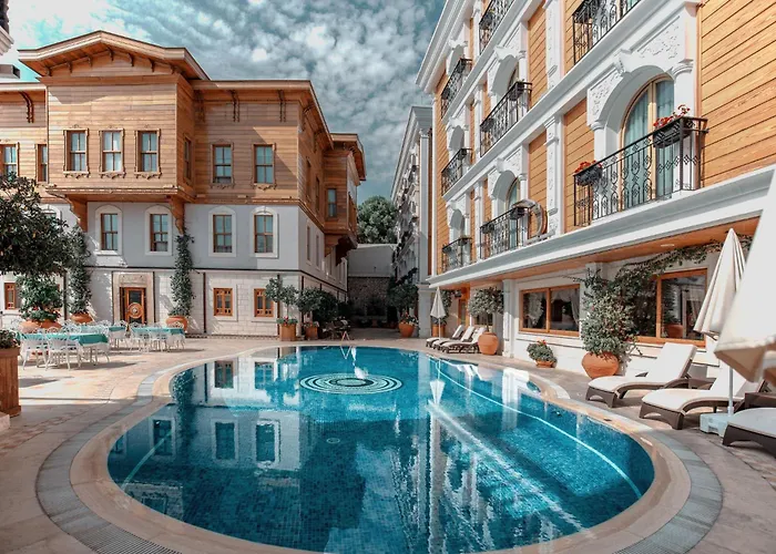 Hot Tub in Room Seven Hills Palace & Spa