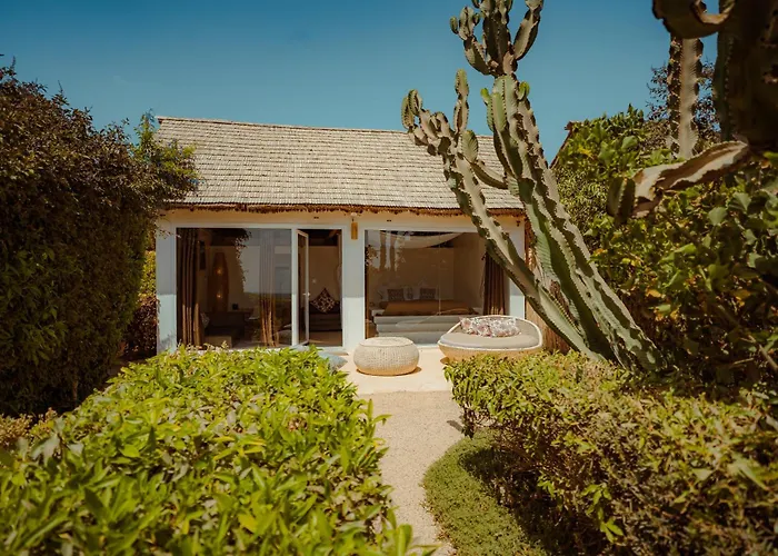 Hotel with pool: La Crique Nature & Spa