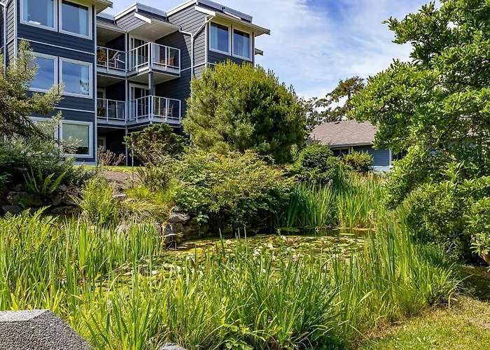 Pet Friendly hotel: Pacific Shores Resort & Spa