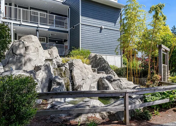 Pet Friendly hotel: Pacific Shores Resort & Spa