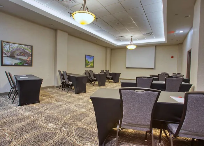 Drury Inn&Suites Near La Cantera