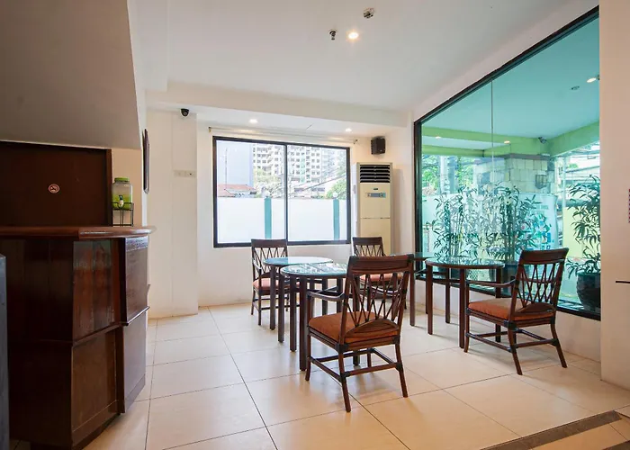 Cheap hotel: Oyo 210 Apple Tree Suites