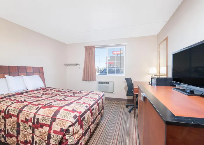 Motel: Knights Inn And Suites - Grand Forks