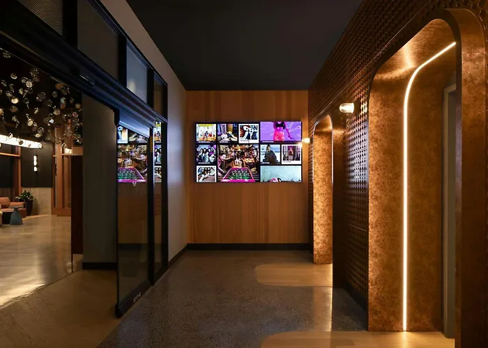 Jacuzzi hotel: Moxy Montreal Downtown
