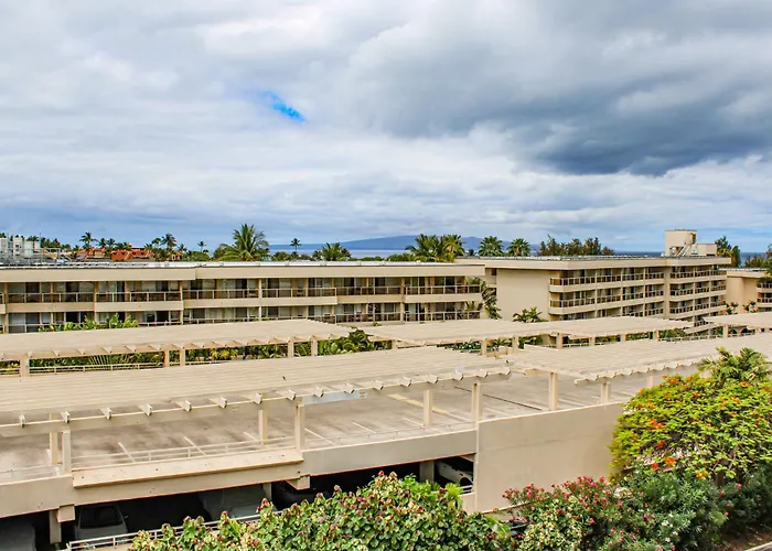 Hotel with pool: Kihei Akahi