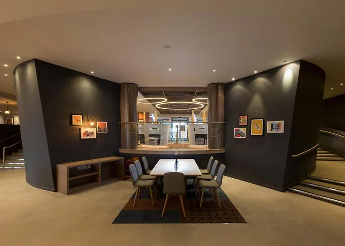 Hotel with Tennis: Holiday Inn Edinburgh Zoo By Ihg