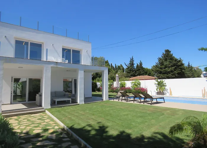 Pet Friendly hotel: Coral Beach Aparthotel