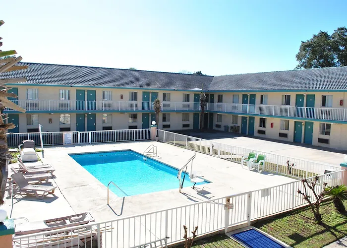 Family resorts Coconut Grove Motor Inn