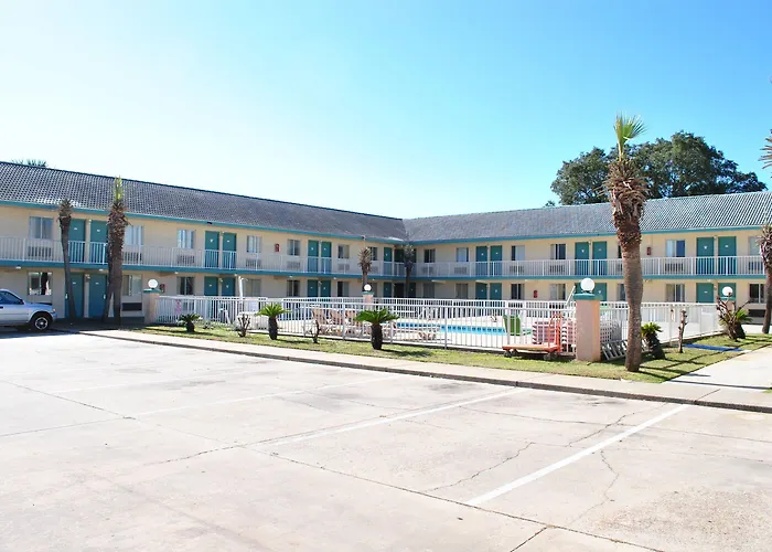 Family resorts Coconut Grove Motor Inn