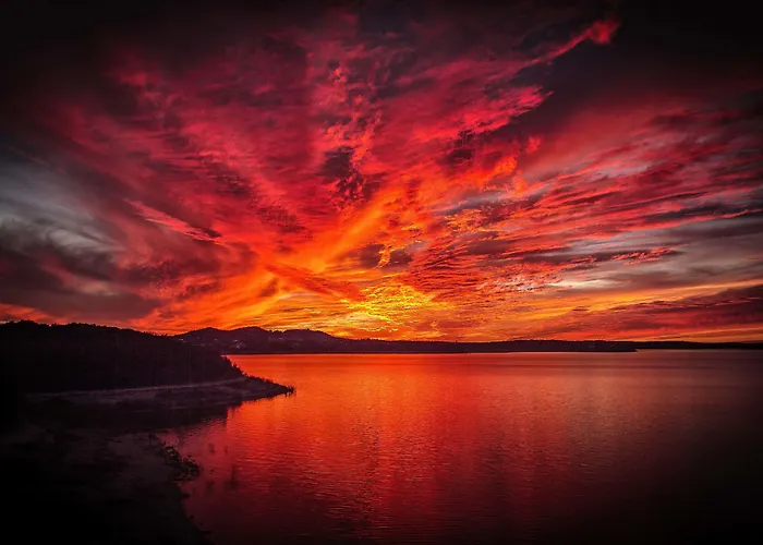 Hotel near College: Holiday Lodge On Canyon Lake