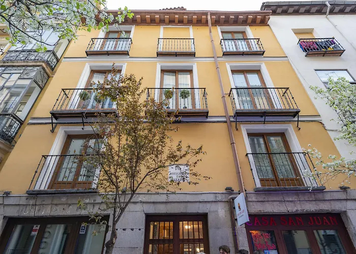 Hotel near College: Apartamentos Huertas