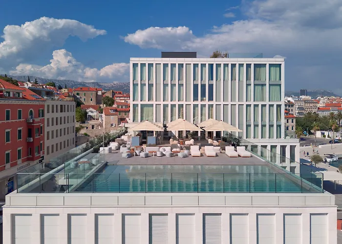 Hotel con piscina: Hotel Ambasador