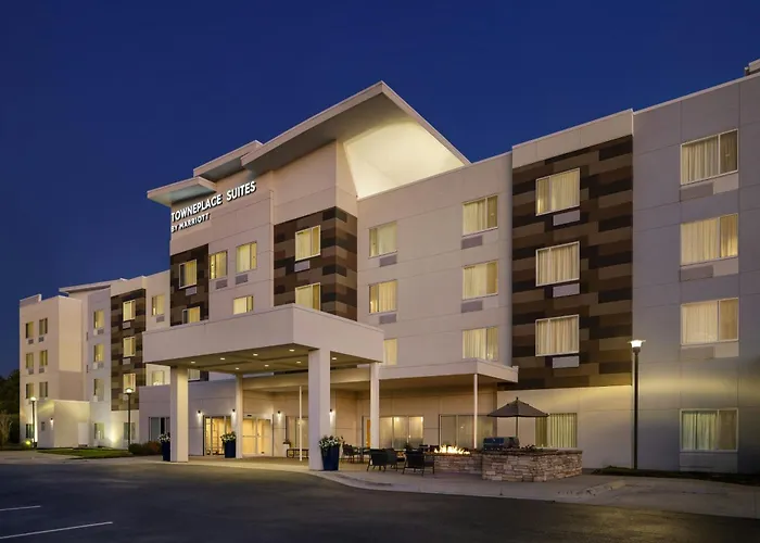 Hotel with pool: Towneplace Suites By Marriott Auburn University Area