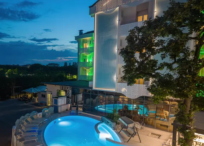 Hotel with pool: Hotel Acquamarina