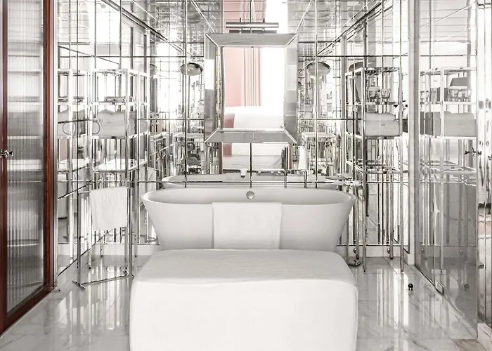 Resort: Hôtel Le Royal Monceau Raffles Paris