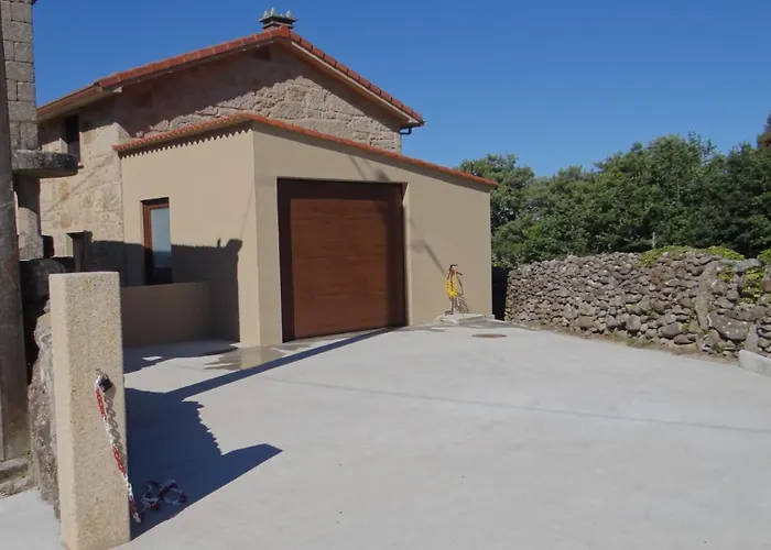 Casa rural recién restaurada en Canedo con terraza
