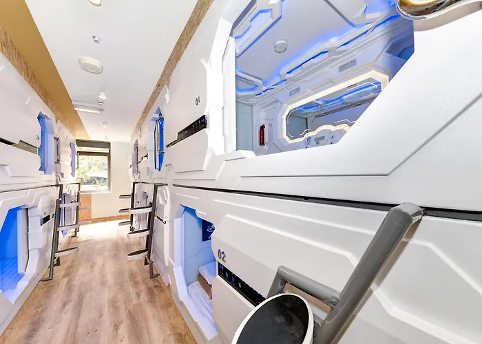 Motels Space Q Capsule