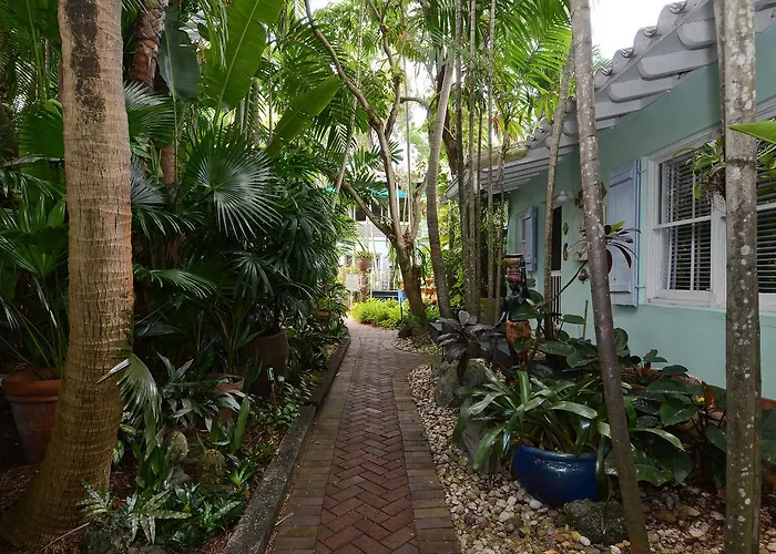 Pineapple Point Guesthouse & Resort - Gay Men'S Resort