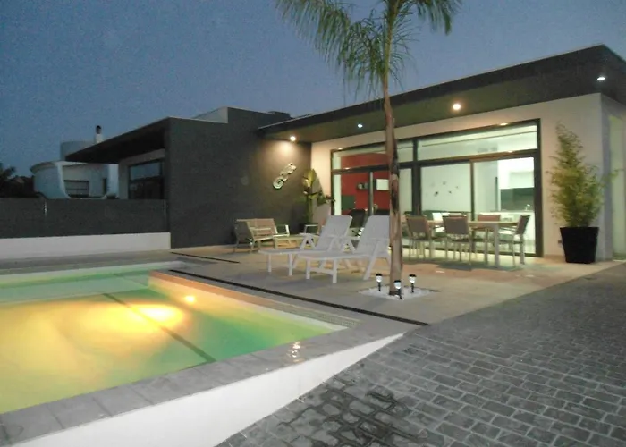 Villa con piscina: casa Mariona